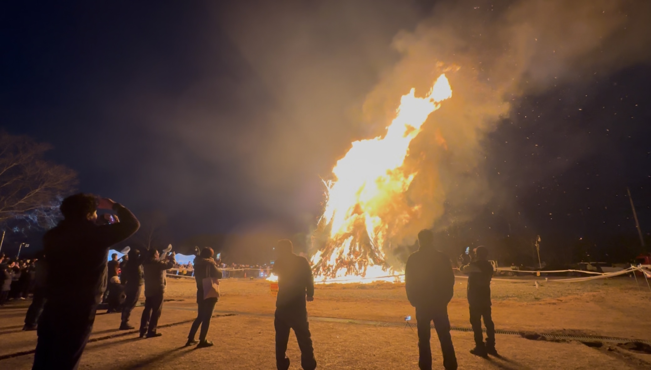 점화가 완료되어 타고있는 달집 | 월야 달맞이 세시풍속 재현행사 중 달집태우기