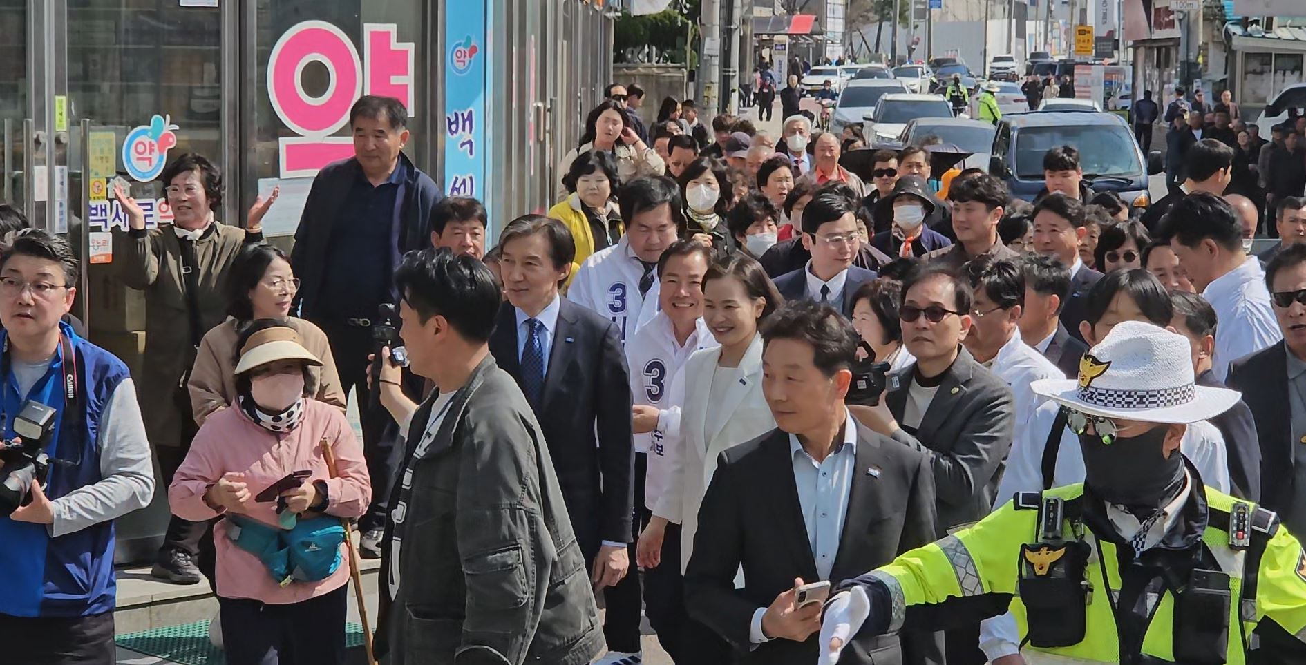 조국 당대표와 이윤행 예비후보자를 보기위해 몰려든 수백명의 주민들