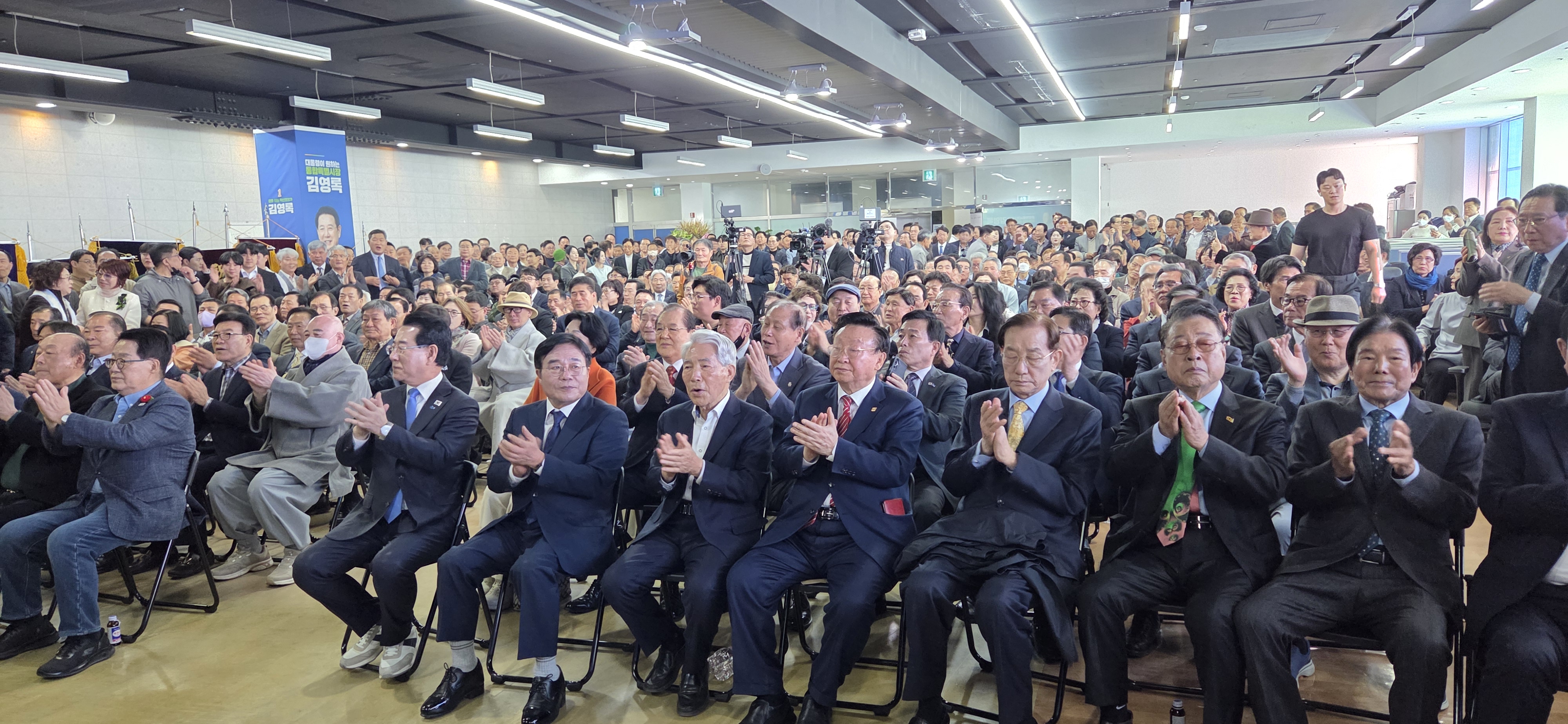 “전남광주특별시의 미래, 김영록이 답이다”... 선거사무소 개소식 대성황